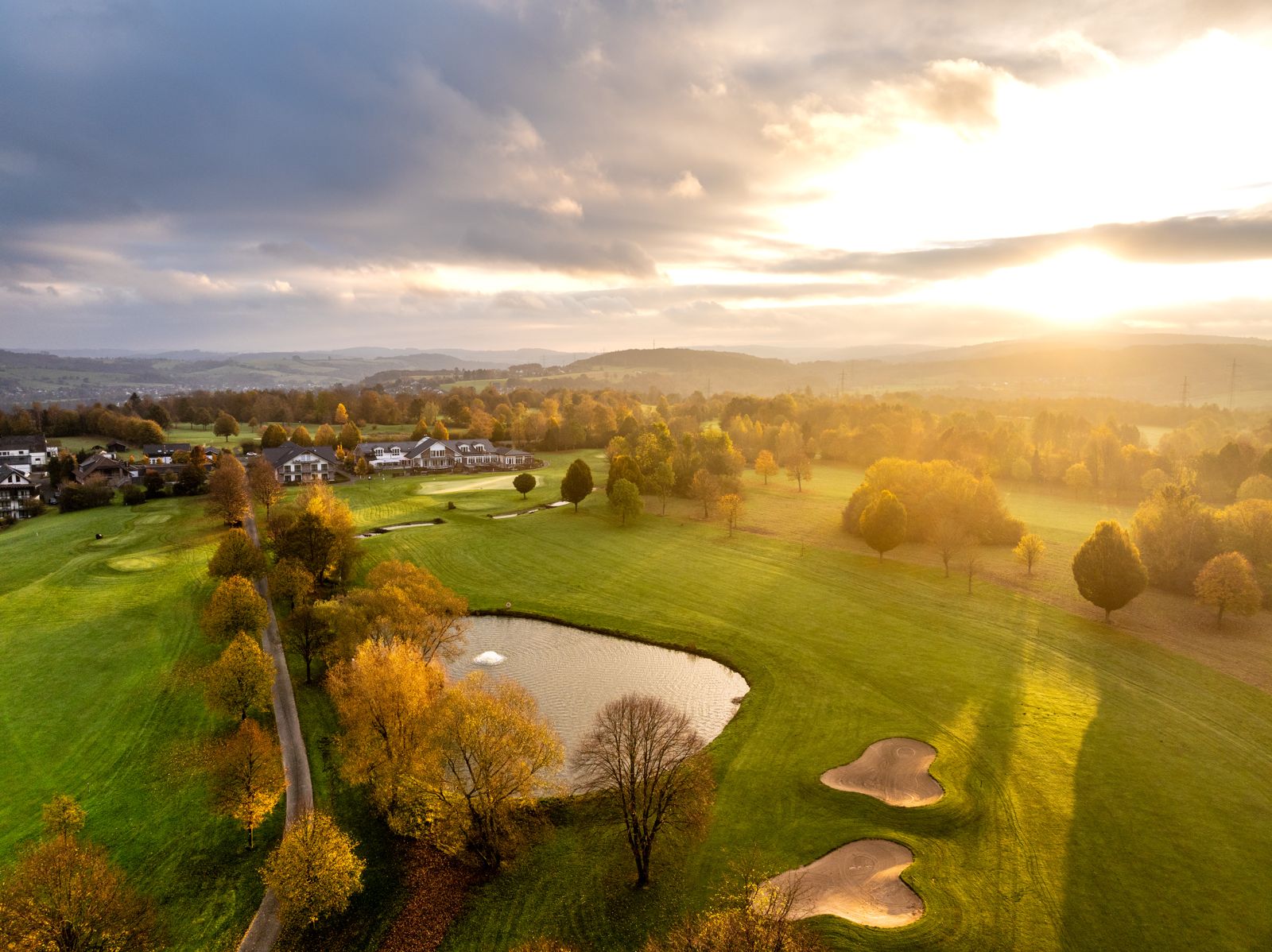 Luchtfoto van de golfbaan met vijver
