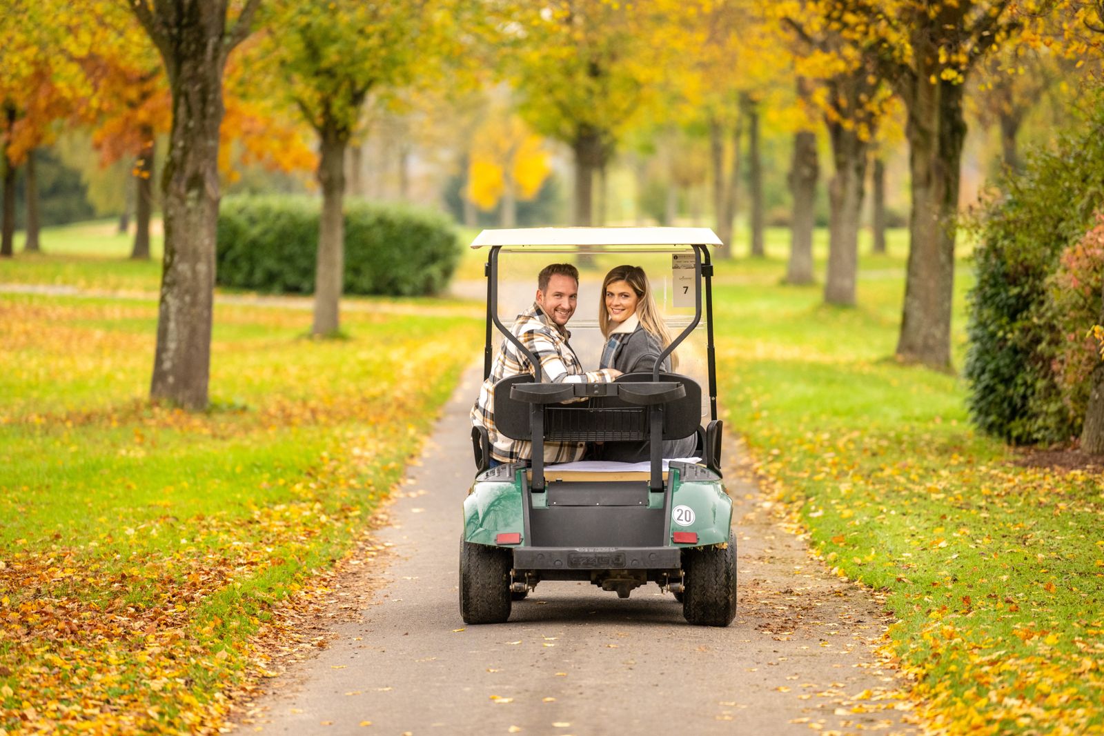 Buggy op het pad tussen de bomen