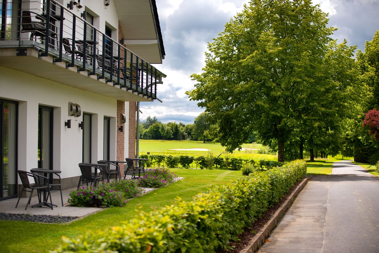 Hotelgebouw met terras aan de baan