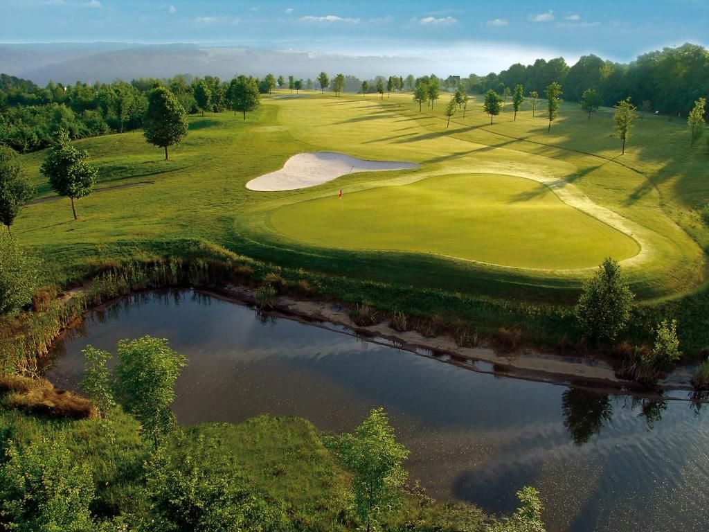 Green met bunker en vijver