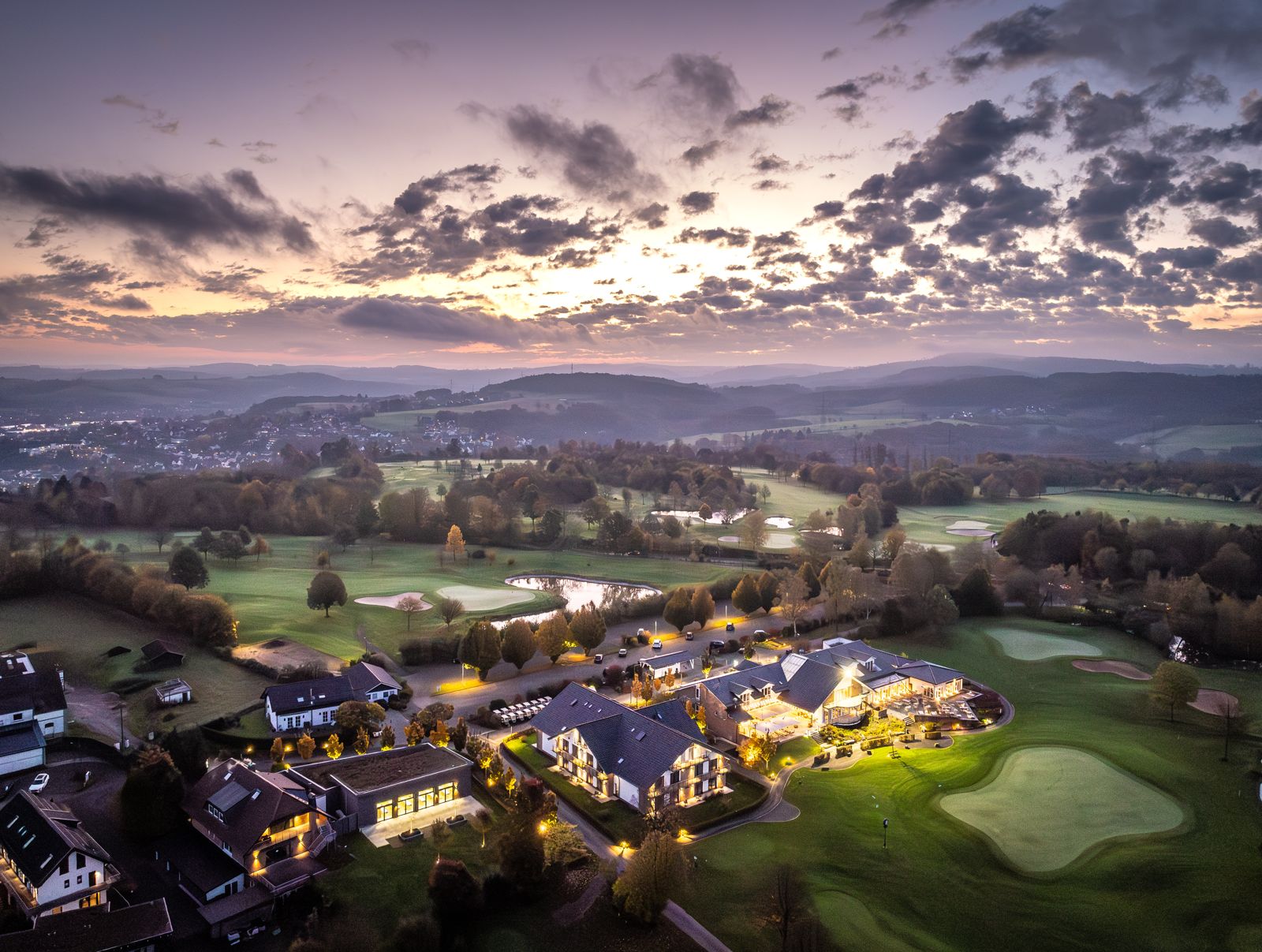 Luchtfoto van het resort in de avond