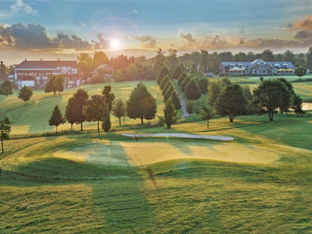 Golfbaan bij zonsondergang
